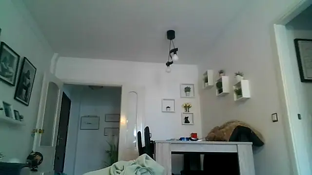 Snapshot of yanick931 chatting on 04/13/26, 04:23 yanick931 online show from 04/13/26, 04:23