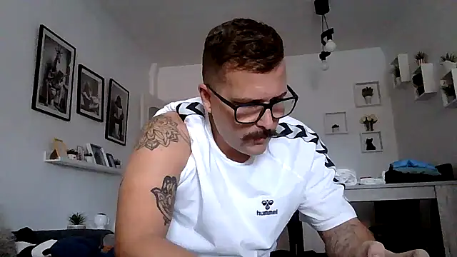 Snapshot of yanick931 chatting on 04/23/26, 10:47 yanick931 online show from 04/23/26, 10:47