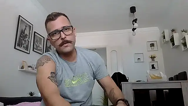 Snapshot of yanick931 chatting on 05/14/26, 02:13 yanick931 online show from 05/14/26, 02:13