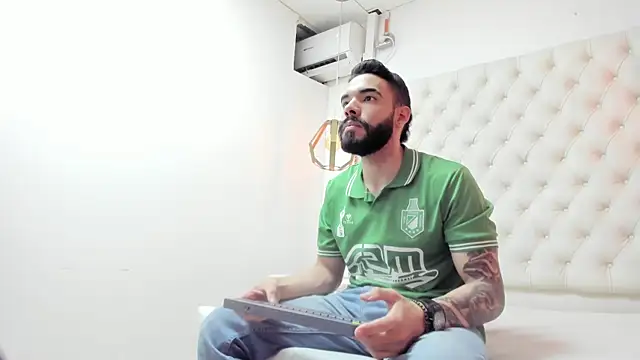 Snapshot of JEAN_LEWIS2 chatting on 04/11/26, 07:18 JEAN LEWIS2 online show from 04/11/26, 07:18