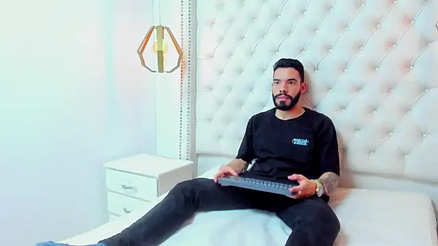 Snapshot of JEAN_LEWIS2 chatting on 04/18/26, 08:53 JEAN LEWIS2 online show from 04/18/26, 08:53