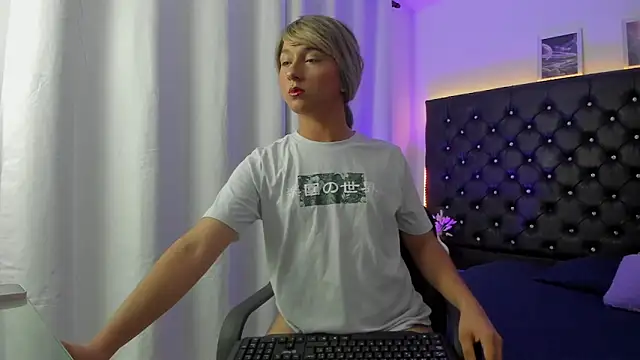 Snapshot of BellaRoge chatting on 03/19/26, 05:00 BellaRoge online show from 03/19/26, 05:00