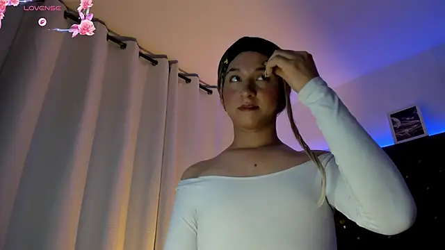 Snapshot of BellaRoge chatting on 04/27/26, 05:27 BellaRoge online show from 04/27/26, 05:27