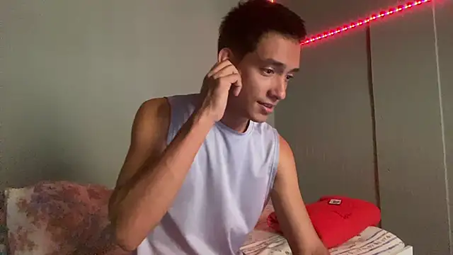 BrownBoyLover01 online show from 03/18/26, 04:21