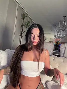 Snapshot of amy__laurie chatting on 04/19/26, 04:01 amy laurie online show from 04/19/26, 04:01