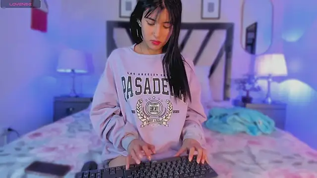 Snapshot of Violettaa_Stone chatting on 03/21/26, 03:33 Violettaa Stone online show from 03/21/26, 03:33