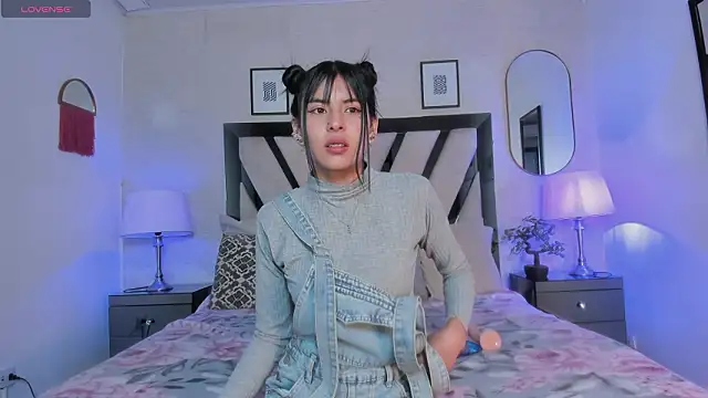 Snapshot of Violettaa_Stone chatting on 03/26/26, 03:34 Violettaa Stone online show from 03/26/26, 03:34