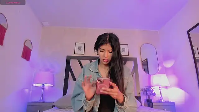 Snapshot of Violettaa_Stone chatting on 04/01/26, 03:51 Violettaa Stone online show from 04/01/26, 03:51