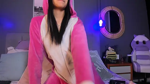 Snapshot of Violettaa_Stone chatting on 04/13/26, 11:59 Violettaa Stone online show from 04/13/26, 11:59