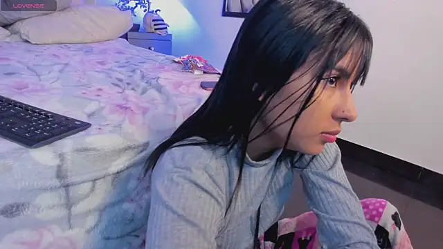 Snapshot of Violettaa_Stone chatting on 04/16/26, 03:40 Violettaa Stone online show from 04/16/26, 03:40