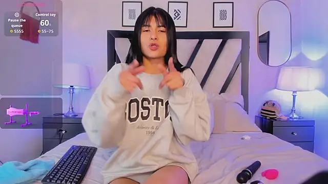 Snapshot of Violettaa_Stone chatting on 04/18/26, 03:43 Violettaa Stone online show from 04/18/26, 03:43