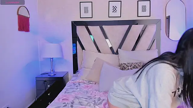 Snapshot of Violettaa_Stone chatting on 04/22/26, 03:31 Violettaa Stone online show from 04/22/26, 03:31