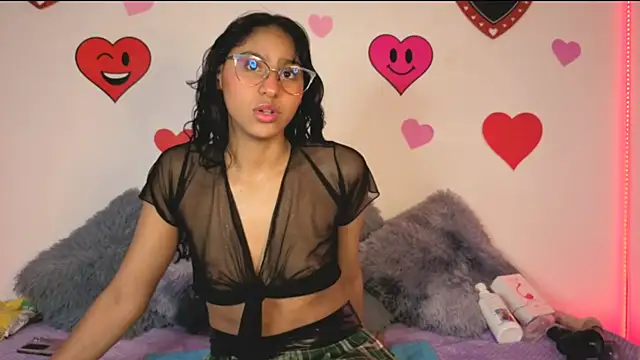 Snapshot of PaulaCutexs chatting on 03/22/26, 03:32 PaulaCutexs online show from 03/22/26, 03:32