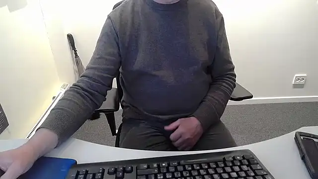 Snapshot of Buggemann chatting on 04/28/26, 03:44 Buggemann online show from 04/28/26, 03:44