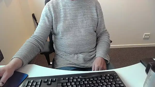 Snapshot of Buggemann chatting on 05/13/26, 04:10 Buggemann online show from 05/13/26, 04:10