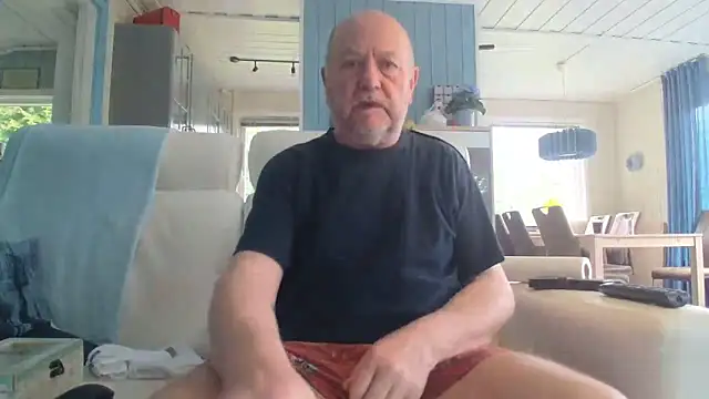 Snapshot of Buggemann chatting on 06/12/26, 04:06 Buggemann online show from 06/12/26, 04:06