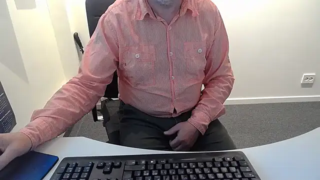 Snapshot of Buggemann chatting on 06/18/26, 02:45 Buggemann online show from 06/18/26, 02:45