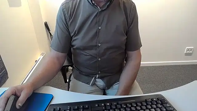 Snapshot of Buggemann chatting on 07/03/26, 03:13 Buggemann online show from 07/03/26, 03:13