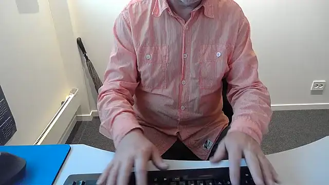 Snapshot of Buggemann chatting on 07/07/26, 03:09 Buggemann online show from 07/07/26, 03:09