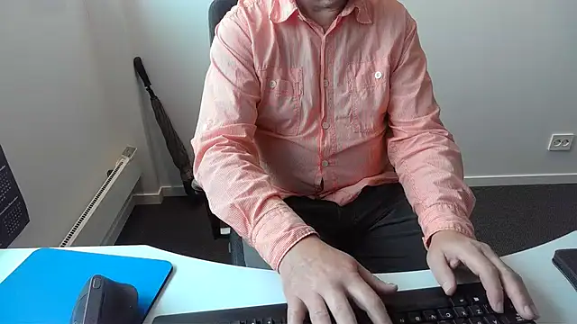 Snapshot of Buggemann chatting on 07/07/26, 07:23 Buggemann online show from 07/07/26, 07:23