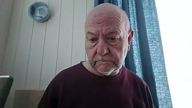 Snapshot of Buggemann chatting on 07/10/26, 04:28 Buggemann online show from 07/10/26, 04:28