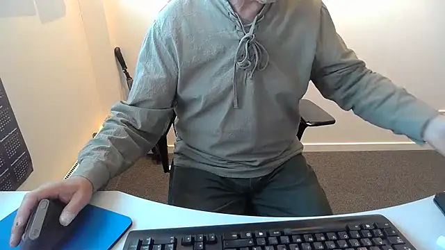 Snapshot of Buggemann chatting on 07/20/26, 04:05 Buggemann online show from 07/20/26, 04:05