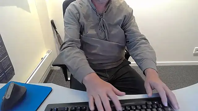 Snapshot of Buggemann chatting on 07/22/26, 02:58 Buggemann online show from 07/22/26, 02:58