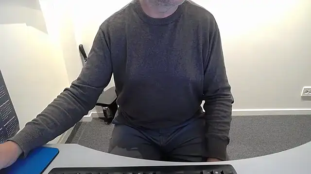 Snapshot of Buggemann chatting on 07/29/26, 03:04 Buggemann online show from 07/29/26, 03:04