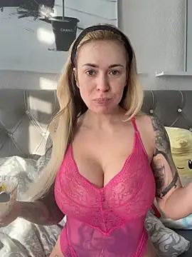 Snapshot of SelinaGalinsky6 chatting on 03/26/26, 04:23 SelinaGalinsky6 online show from 03/26/26, 04:23