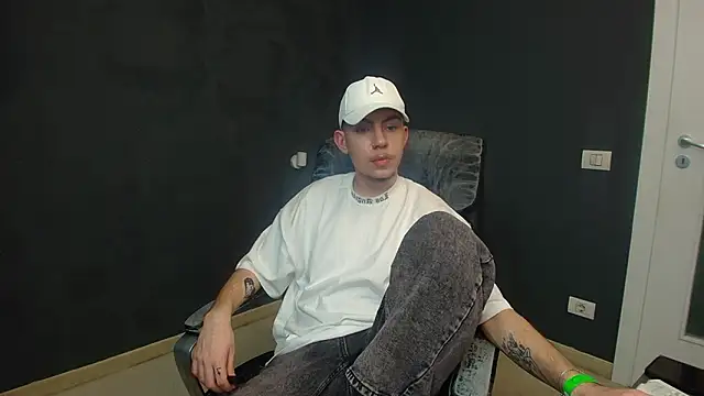 Snapshot of KrewVaughn chatting on 03/15/26, 07:47 KrewVaughn online show from 03/15/26, 07:47