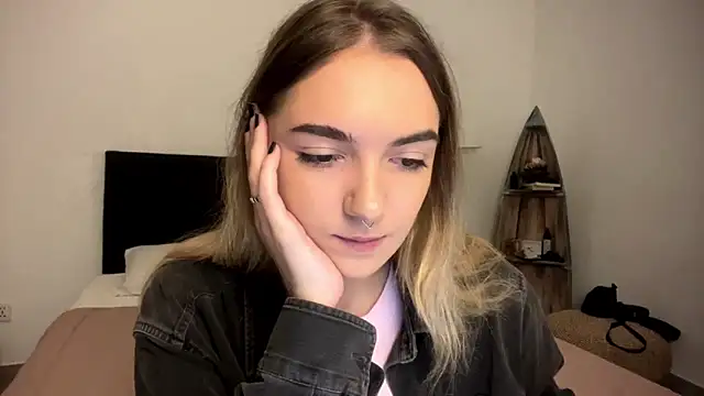 Snapshot of RoxyWet chatting on 04/19/26, 01:21 RoxyWet online show from 04/19/26, 01:21