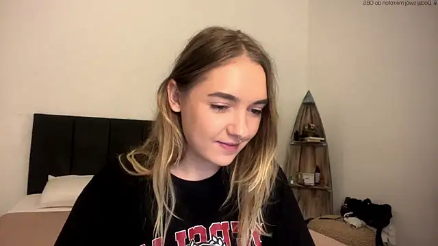 Snapshot of RoxyWet chatting on 04/23/26, 01:24 RoxyWet online show from 04/23/26, 01:24