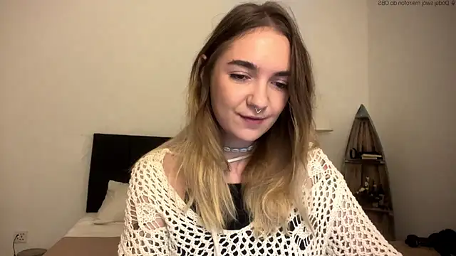 Snapshot of RoxyWet chatting on 04/26/26, 01:42 RoxyWet online show from 04/26/26, 01:42