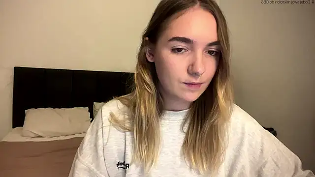 Snapshot of RoxyWet chatting on 04/28/26, 01:38 RoxyWet online show from 04/28/26, 01:38
