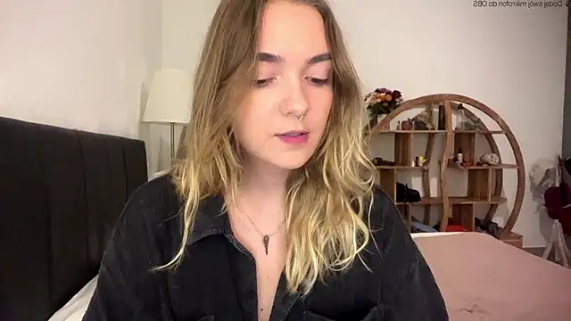 Snapshot of RoxyWet chatting on 05/06/26, 12:21 RoxyWet online show from 05/06/26, 12:21