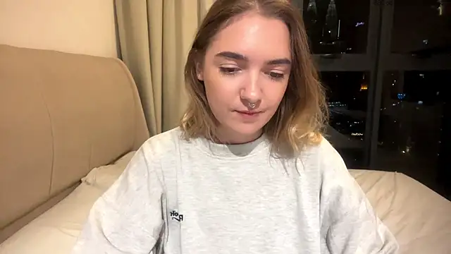 Snapshot of RoxyWet chatting on 05/19/26, 02:12 RoxyWet online show from 05/19/26, 02:12