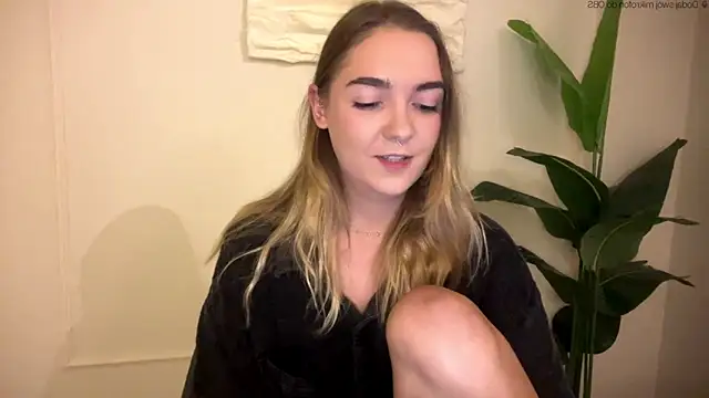 Snapshot of RoxyWet chatting on 05/31/26, 12:23 RoxyWet online show from 05/31/26, 12:23