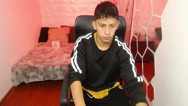 Snapshot of Kei_23 chatting on 04/17/26, 12:35 Kei 23 online show from 04/17/26, 12:35