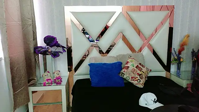 Snapshot of NikiEvanz chatting on 03/22/26, 03:04 NikiEvanz online show from 03/22/26, 03:04
