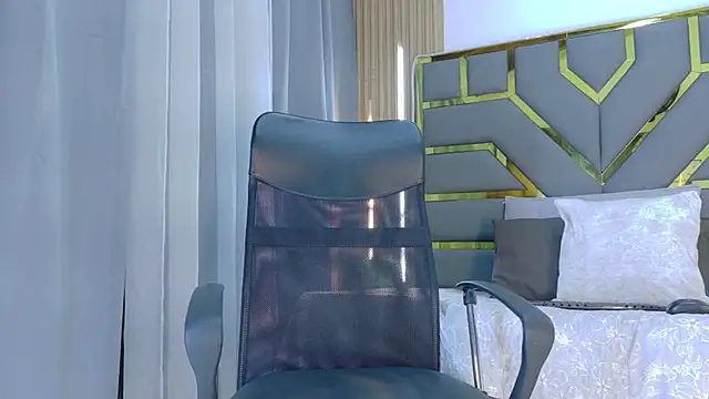 Snapshot of Oliver_bigblack_cock chatting on 03/18/26, 06:00 Oliver bigblack cock online show from 03/18/26, 06:00