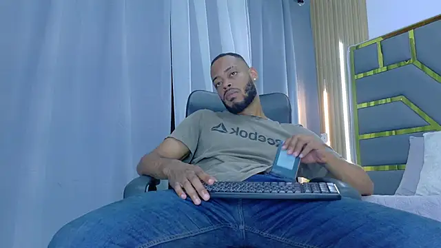 Snapshot of Oliver_bigblack_cock chatting on 03/26/26, 05:51 Oliver bigblack cock online show from 03/26/26, 05:51