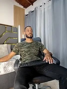 Snapshot of Oliver_bigblack_cock chatting on 04/01/26, 07:33 Oliver bigblack cock online show from 04/01/26, 07:33