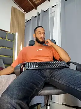 Snapshot of Oliver_bigblack_cock chatting on 04/24/26, 05:59 Oliver bigblack cock online show from 04/24/26, 05:59