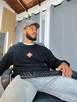 Snapshot of Oliver_bigblack_cock chatting on 04/26/26, 05:54 Oliver bigblack cock online show from 04/26/26, 05:54