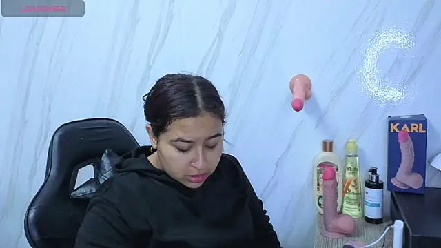 Snapshot of Lunafemme_tf chatting on 04/24/26, 03:20 Lunafemme tf online show from 04/24/26, 03:20