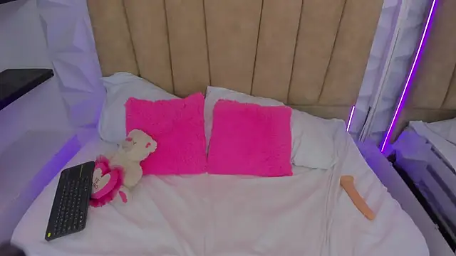 Snapshot of Amelie_Fabulous_ chatting on 04/15/26, 07:58 Amelie Fabulous online show from 04/15/26, 07:58