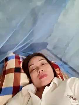 Snapshot of Lyly22x chatting on 03/25/26, 12:00 Lyly22x online show from 03/25/26, 12:00