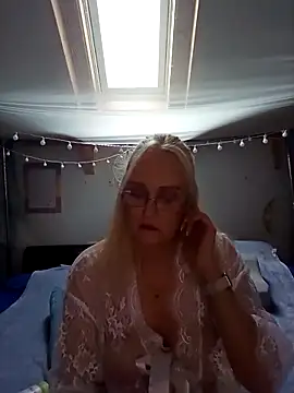 Snapshot of roxy_74 chatting on 03/13/26, 11:06 roxy 74 online show from 03/13/26, 11:06