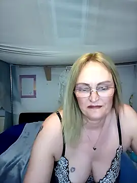 Snapshot of roxy_74 chatting on 04/13/26, 08:42 roxy 74 online show from 04/13/26, 08:42