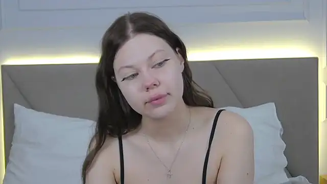 Snapshot of Sophie_Rays chatting on 04/17/26, 04:04 Sophie Rays online show from 04/17/26, 04:04